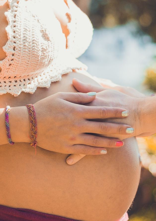 Zwei Hände berühren sich vor einem schwangeren Bauch, Miriam - Die Entscheidung Teil 4